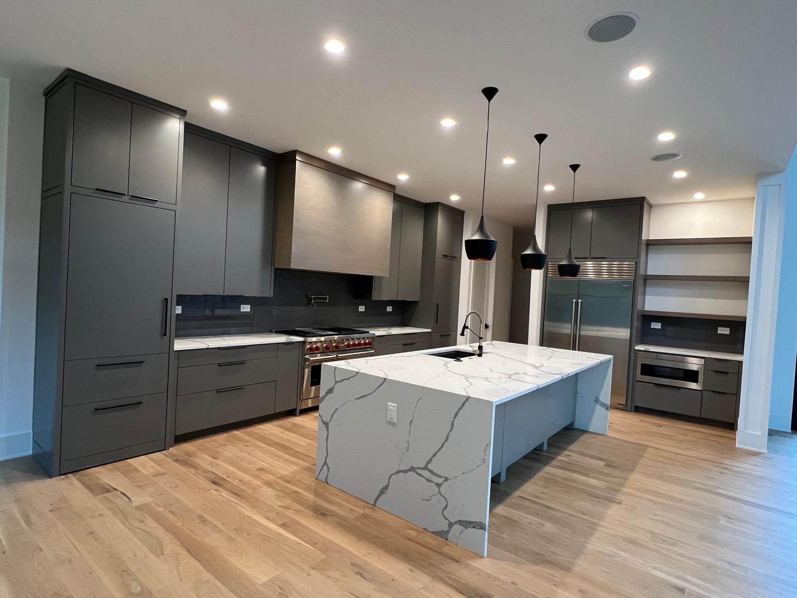 Gabinetes de cocina oscuros con isla central
